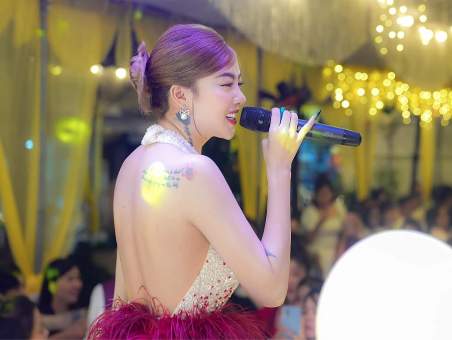 Hana Cẩm Tiên xuất hiện xinh đẹp